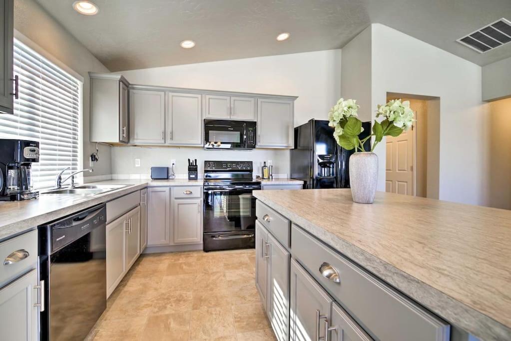 Family Friendly Playroom Garage Caldwell Extérieur photo
