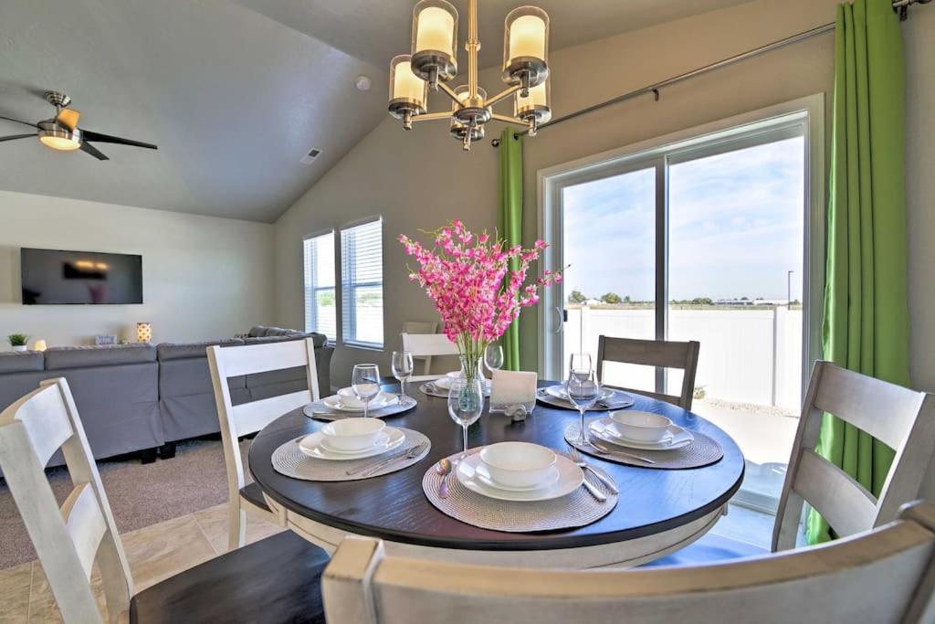 Family Friendly Playroom Garage Caldwell Extérieur photo