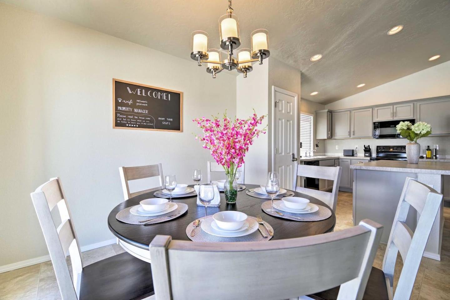 Family Friendly Playroom Garage Caldwell Extérieur photo