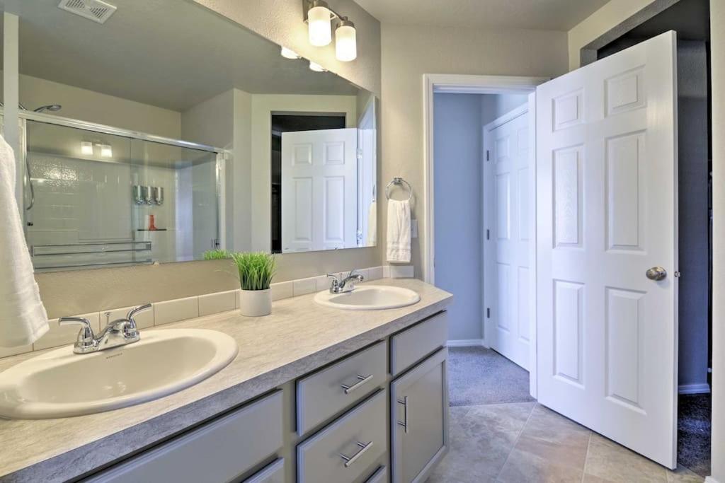 Family Friendly Playroom Garage Caldwell Extérieur photo